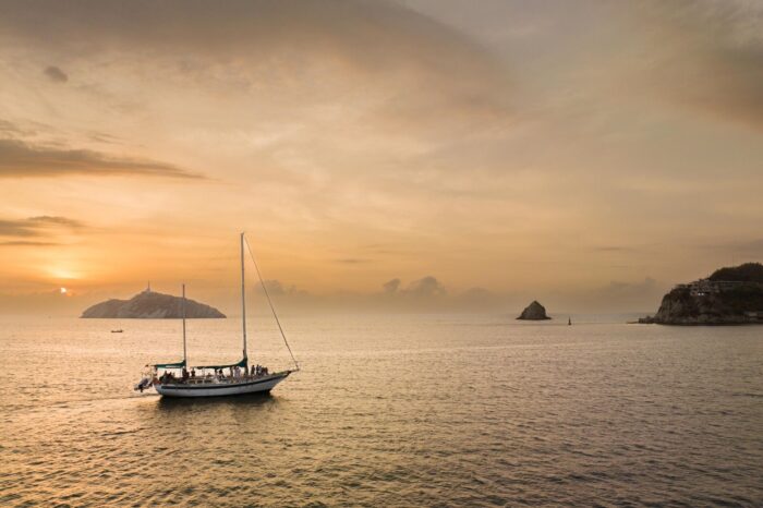 ATARDECER EN VELERO